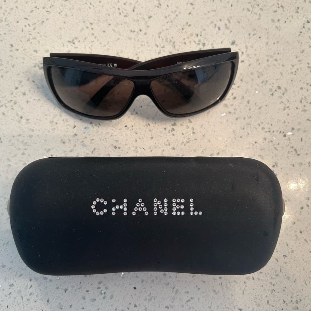 CHANEL Black Sunglasses with Case